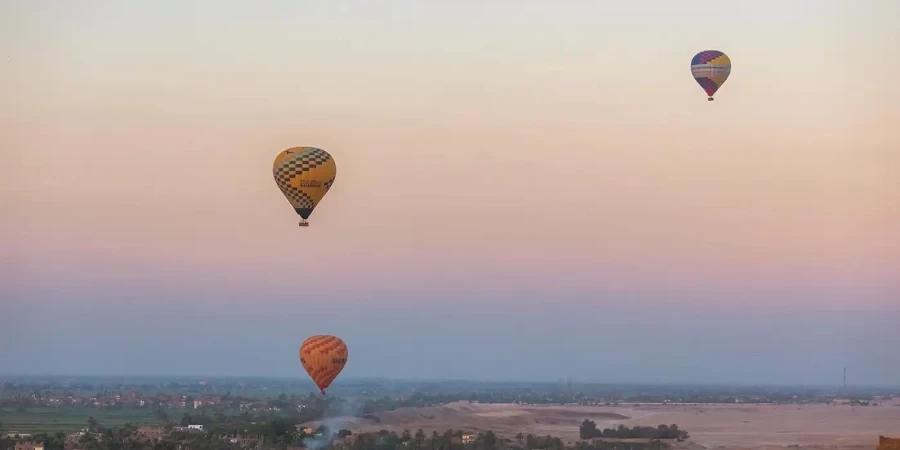  The balloon tour through the sky of Luxor